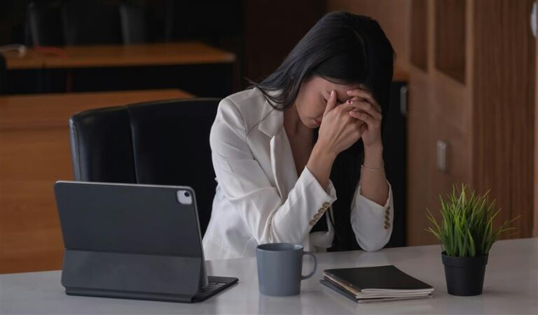 How to Handle Workplace Anxiety: Signs & Solutions